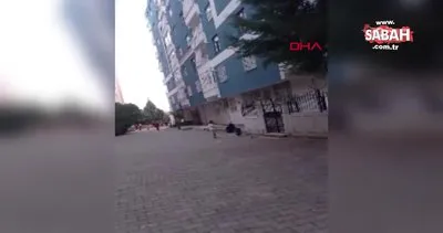 Annesine şiddet uygulayıp rehin aldı, eşyaları sokağa fırlattı | Video