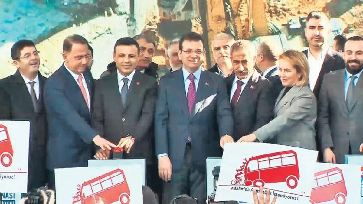 İmamoğlu’na Adalar’da ‘azmanbüs’ protestosu
