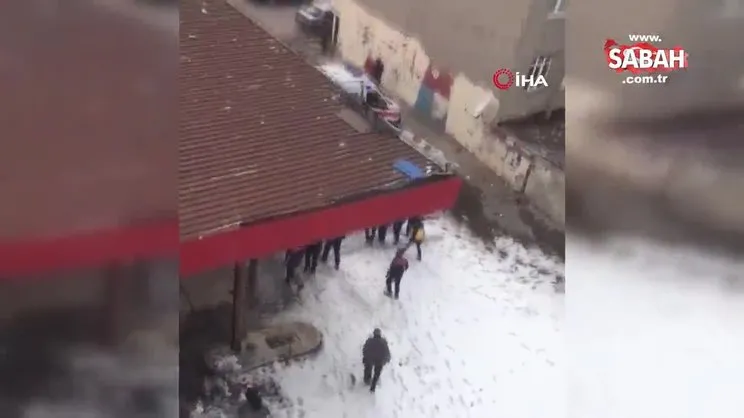 Eline bıçak alan genç kız polislere zor anlar yaşattı | Video