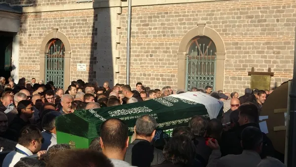 scooter-kazasinda-hayatini-kaybeden-ecem-sultan-camli-son-yolculuguna-ugurlandi-1730916036297.jpg