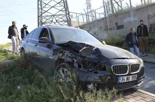 Seyir halindeki otomobilde yaşanan kavga kazayla sonuçlandı