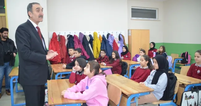 Muş'ta, öğrenciler ilk ara tatilin ardından ders başı yaptı! ikinci egitim ogretim yili ders zili caldi 1707141089184