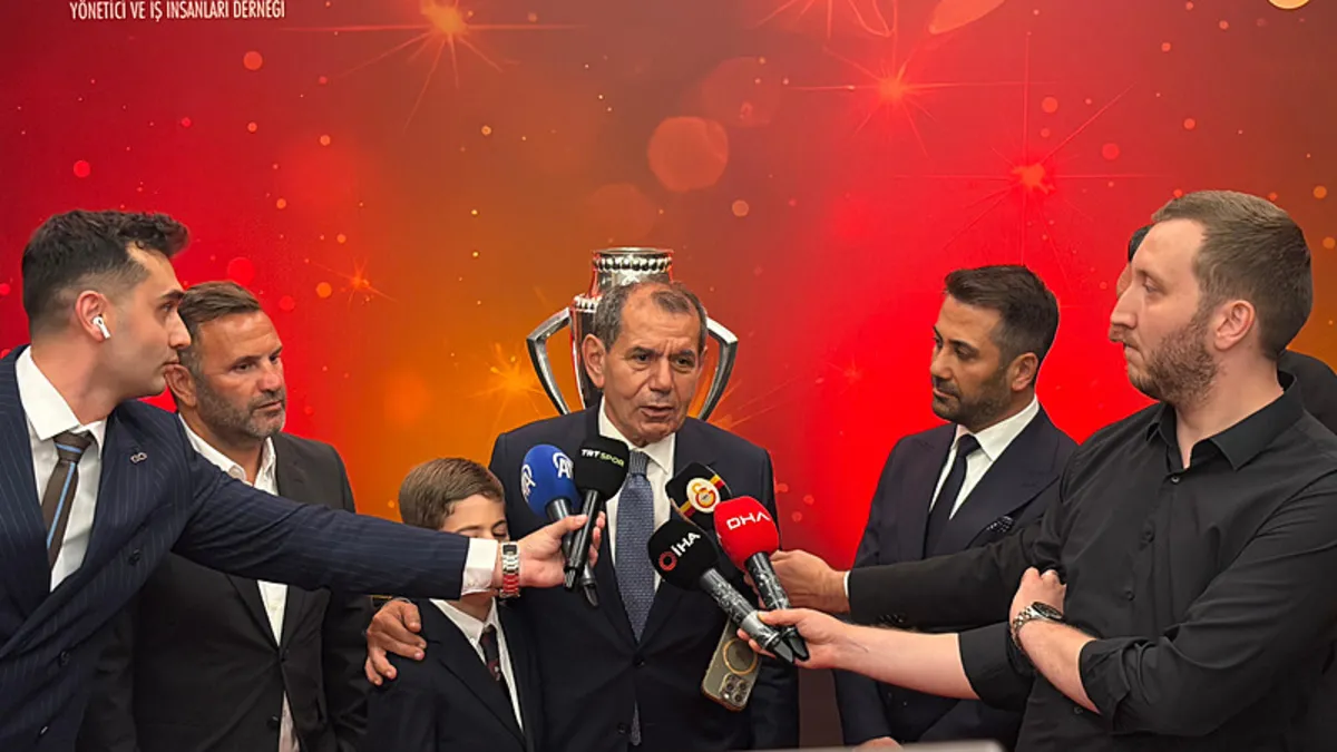 Dursun Özbek ve Okan Buruk bir etkinlikte konuşurken