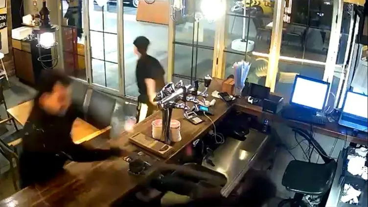 Sarıyer’de işyerinde dehşet görüntü: Ağaç dalıyla saldırdı! o anlar kamerada!