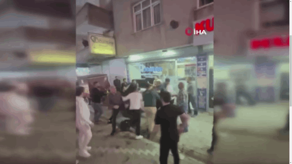 istanbul-esenyurtta-kavga-televizyon-firlattilar-1728121697508.png