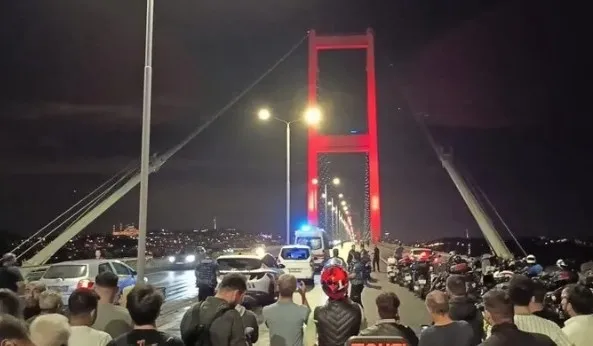 son-dakika-sma-yazili-aracla-15-temmuz-sehitler-koprusunu-trafige-kapatmisti-supheli-resul-can-catinin-cezasi-1758176312750.jpg SON DAKİKA... SMA yazılı araçla 15 Temmuz Şehitler Köprüsü'nü trafiğe kapatmıştı: Şüpheli Resul Can Çatı'nın cezası belli oldu