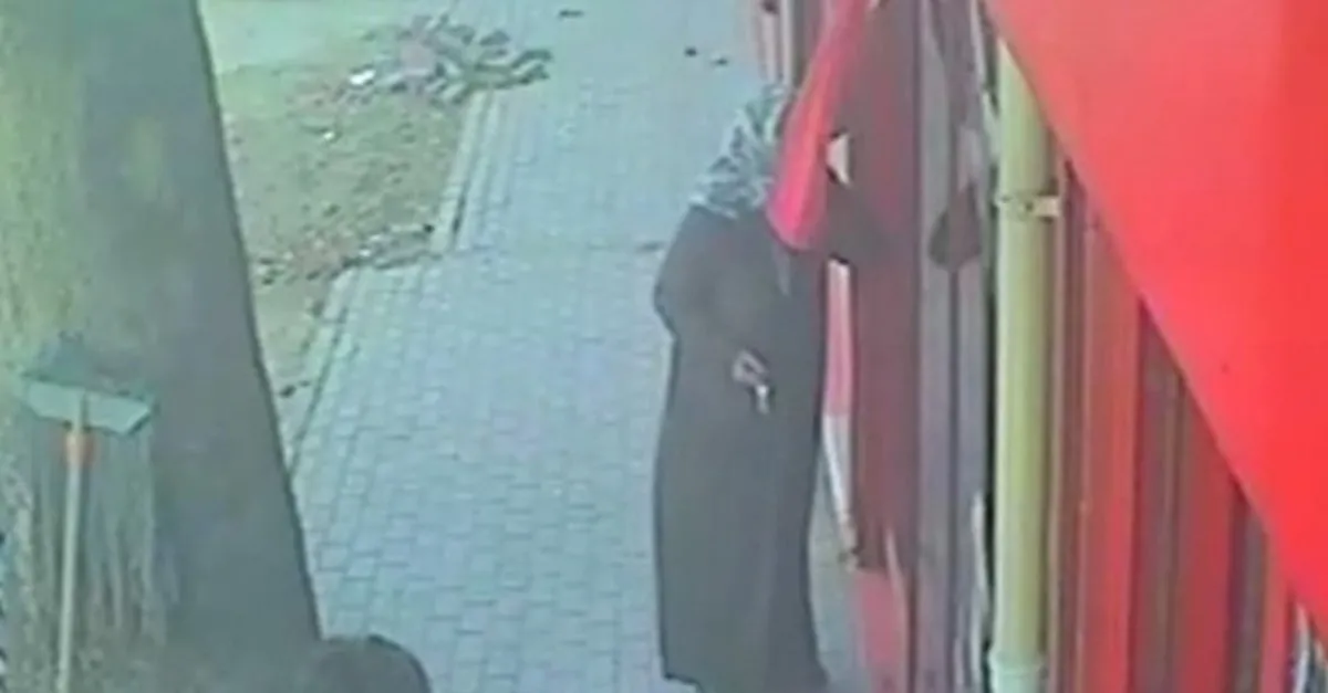 Bursa Da Gozleri Yasartan Goruntu Sosyal Medya Turk Bayragini 3 Kere Operek Alnina Koyan Kadini Konusuyor Video Videosunu Izle Son Dakika Haberleri