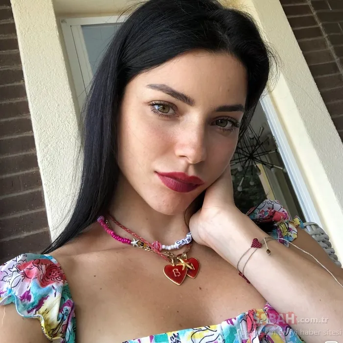 Güzel oyuncu Merve Boluğur’un keyfi kaçtı! Mekanı terk etti!