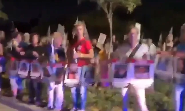 israilde-basbakan-netanyahuya-tepki-cig-gibi-evinin-onunde-protesto-edildi-bize-olum-getiriyor-1698645984176.jpg İsrail’de Başbakan Netanyahu’ya tepki çığ gibi! Evinin önünde protesto edildi: Bize ölüm getiriyor!