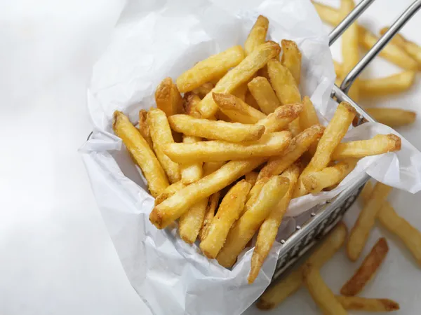 dunyaca-unlu-sefler-paylasti-en-citir-patates-kizartmasinin-sirri-kizartirken-bunu-yaparsaniz-1698996653748.jpg