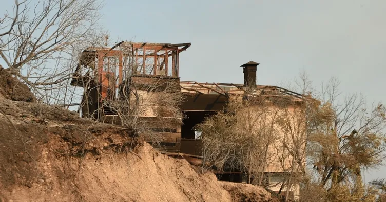 Manavgat’taki yangında çok acı kareler! Geriye küle dönen evleri kaldı