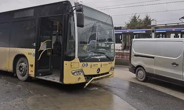 Sultangazi’de İETT otobüsü trafik levhasına çarptı!