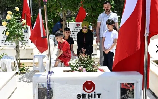 edirnekapi-sehitligi-bayramin-ikinci-gununde-de-bos-kalmadi-1779974012130.jpg