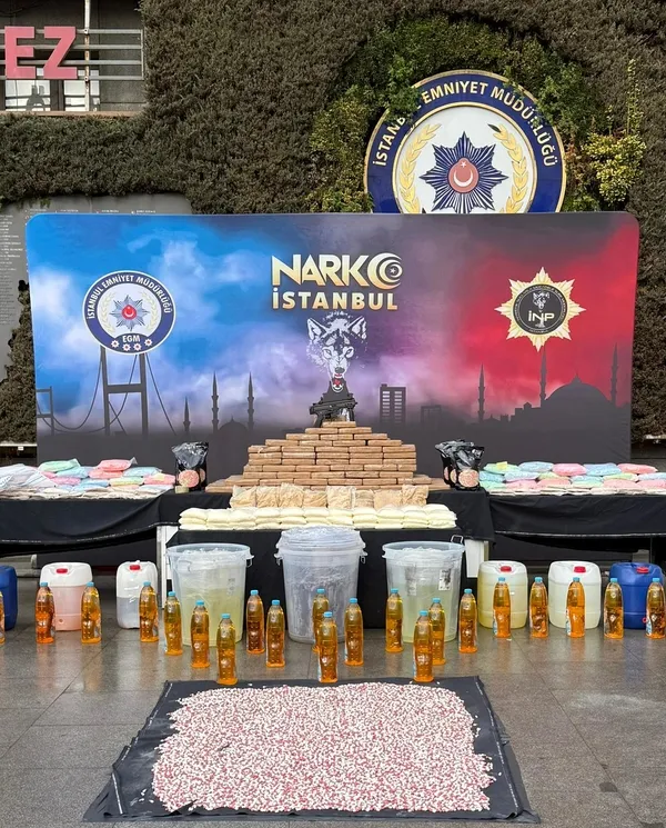 istanbulda-dev-narkotik-operasyonu-1-tondan-fazla-zehir-6-milyondan-fazla-hap-buldular-1765788282918.jpg