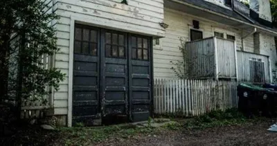 Yeni satın aldığı evin garajından çıkanı görünce şoke oldu!