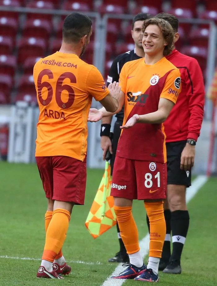 son-dakika-galatasaray-haberi-hamza-akman-ve-ayhan-akman-sabah-spora-konustu-futbolcu-olacagi-6-7-yasinda-bell-1654240976511.jpg