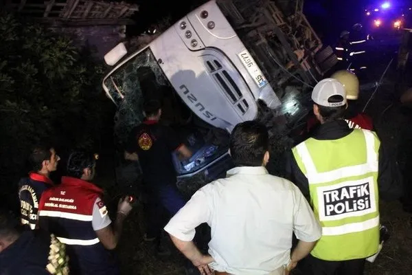 Yolcu otobüsü şarampole devrildi