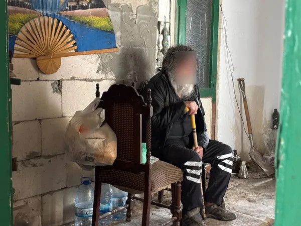 kocaelide-kamyon-dolusu-cop-bulunan-evden-dram-cikti-yasli-adamin-sozleri-yurek-burktu-disariya-cikamiyorum-1778074333260.jpg