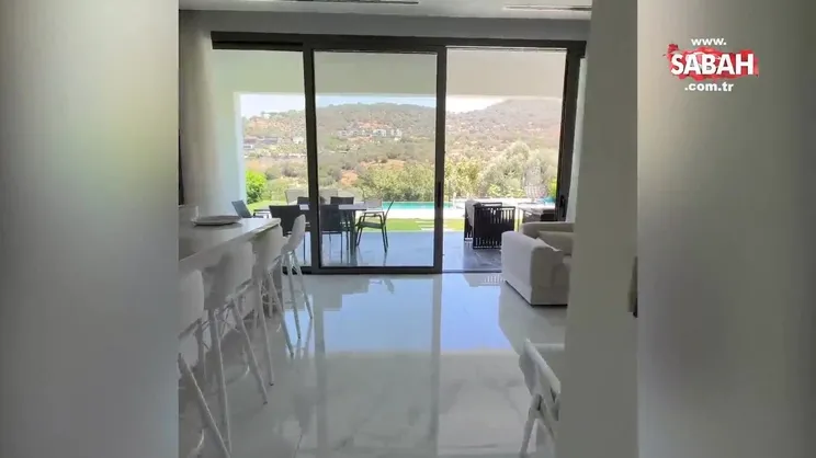 Şarkıcı Ceylan sosyal medyada saray yavrusu evini paylaştı! İşte Ceylan’ın Bodrum’daki lüks villası!