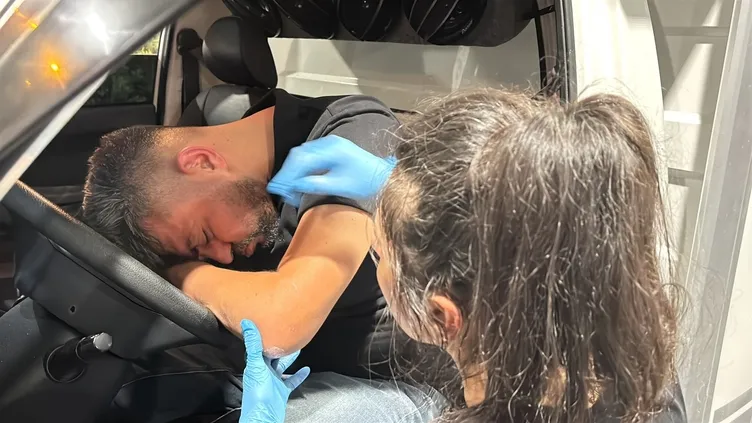 Aksaray’da hayrete düşüren anlar! Alkollü sürücü akaryakıt istasyonunda fenalaştı: Görevli pos cihazını ambulansa kadar getirdi!