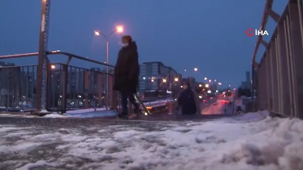 İstanbul Beylidüzü'nde kar yağışı sonrası işe giden vatandaşlar zor anlar yaşadı