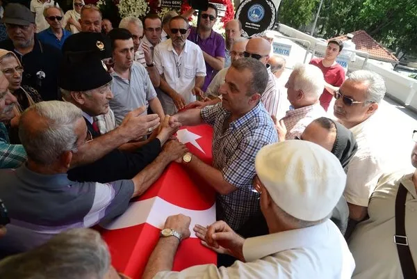 Yaşar Nuri Öztürk'ün cenazesi toprağa veriliyor