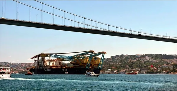 dunyanin-en-buyuk-ucuncu-vinc-gemisi-istanbul-bogazindan-sorunsuz-gecti-1786017549961.jpg