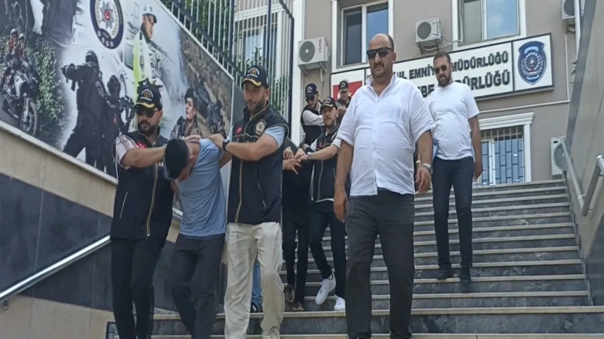 Beşiktaş’ta yaşlı adamı kandırıp bin 758 Cumhuriyet altınını çalmışlardı! 5 şüpheli adliyeye sevk edildi: 2 firari aranıyor Beşiktaş’ta yaşlı adamı kandırıp bin 758 Cumhuriyet altınını çalmışlardı! 5 şüpheli adliyeye sevk edildi: 2 firari aranıyor