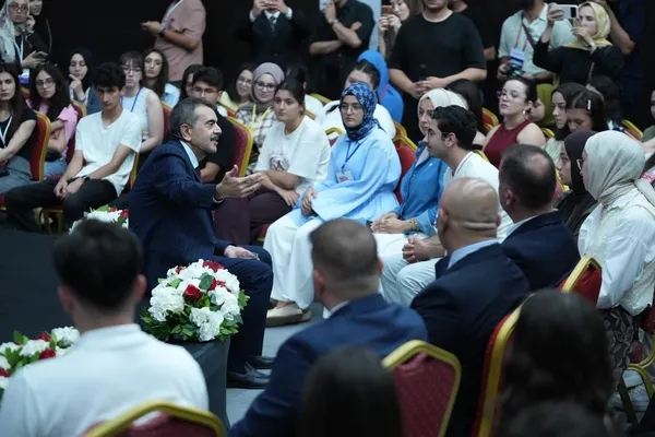 bakan-tekin-universite-tercih-destek-programinda-genclerle-bir-araya-geldi-1786121295281.jpg