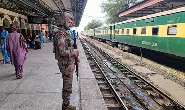 Pakistan’da kanlı tren baskını: Rehine kurtarma operasyonu sürüyor