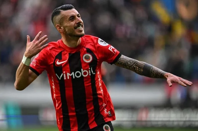 son-dakika-trabzonspordan-4-transfer-birden-1782900118441.jpeg