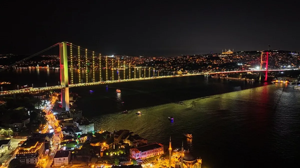 15 Temmuz Şehitler Köprüsü sarı-kırmızıya büründü 15 Temmuz Şehitler Köprüsü sarı-kırmızıya büründü
