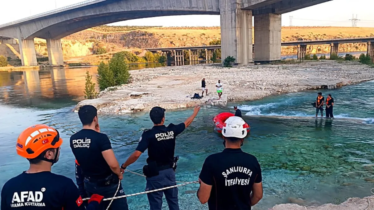 Fırat Nehri üzerindeki köprü altında mahsur kaldılar: 6 kişi kurtarıldı!