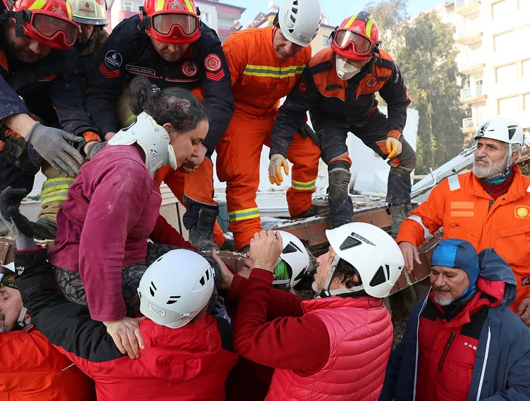 SON DAKİKA: Deprem sonrası mucize kurtuluşlar! Gözyaşları sel olup aktı!