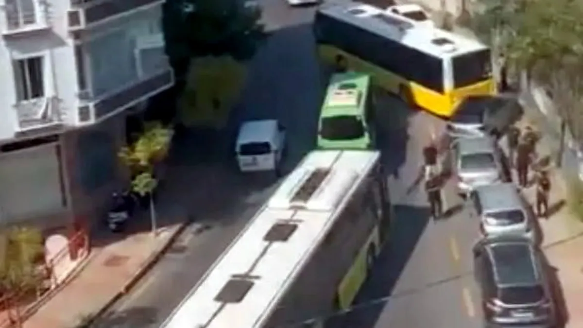 Yolcu minibüsü ile İETT otobüsü çarpıştı: 6 araç hasar gördü Yolcu minibüsü ile İETT otobüsü çarpıştı: 6 araç hasar gördü