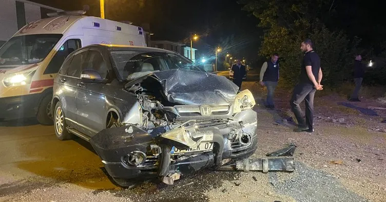 2 otomobilin çarpıştığı kazada aynı aileden 4 kişi yaralandı