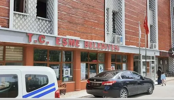 esme-sorusturmasini-whatsapp-ihbari-baslatti-baskan-tozanin-soforunun-hesaplarinda-17-milyonluk-trafik-izlendi-1777905616007.jpeg Eşme Belediyesi'ye yönelik operasyonda yeni detaylar! 17 milyon TL'lik şüpheli para trafiği: Rüşvet alma, şantaj...
