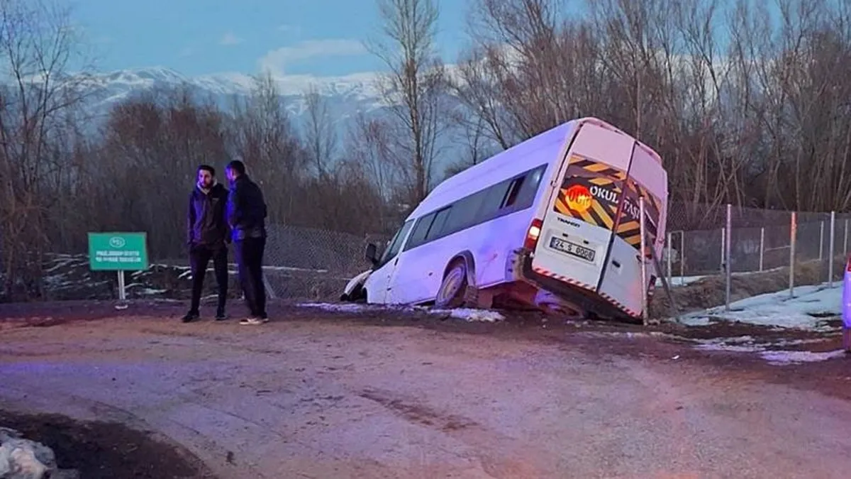 Erzincan’da öğrenci servisi kaza yaptı: 11 yaralı Erzincan’da öğrenci servisi kaza yaptı: 11 yaralı