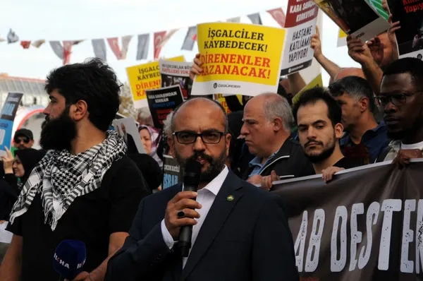 israilin-gazze-katliami-taksim-camiinde-cuma-namazi-sonrasi-protesto-edildi-1698415076466.jpg