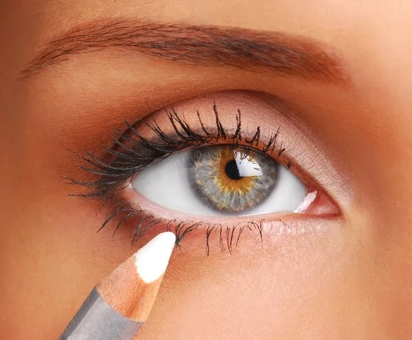 Göz makyajında yeni trend: Nude eyeliner