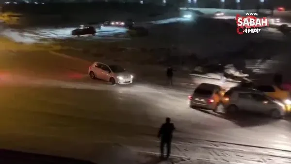 Elazığ'da kar yağışı etkili oldu, rampada kayan araçlar birbirine böyle çarptı | Video