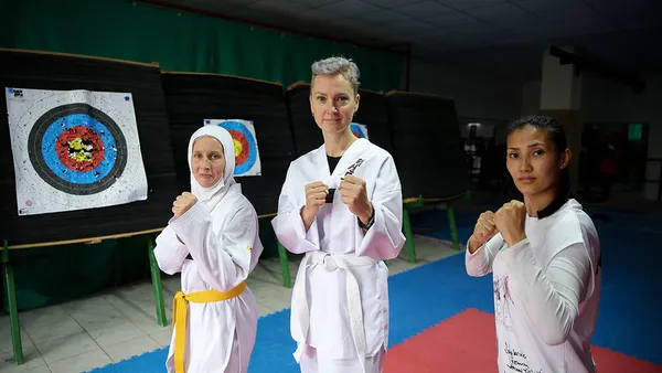 antalyada-savunma-sporu-ogrenen-ev-hanimlari-siddete-karsi-daha-guclu-1645681519507.jpg