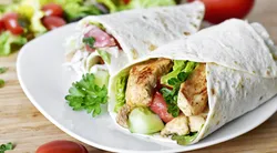 5 dakikada hazır, lezzeti günlerce konuşulur: Domatesli tavuk wrap!