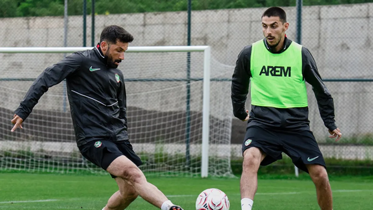 Amedspor futbolcuları sahada antrenman yaparken