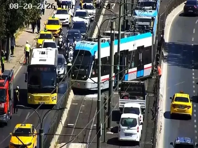 son-dakika-beyoglu-findiklida-tramvay-raydan-cikti-1787215614909.jpeg