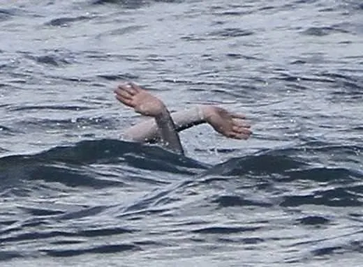 Anne Hathaway denizde korku dolu anlar