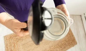 Su ısıtıcısındaki kireci söküp atıyor! Dakikalar içinde ilk günkü haline döndürüyor…