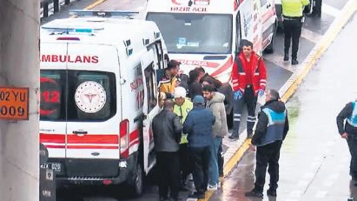 Avcılar’da iki metrobüs çarpıştı: 5 yaralı Avcılar’da iki metrobüs çarpıştı: 5 yaralı