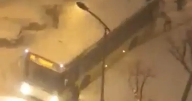 İstanbul’a kar yağdı, İETT yolda kaldı