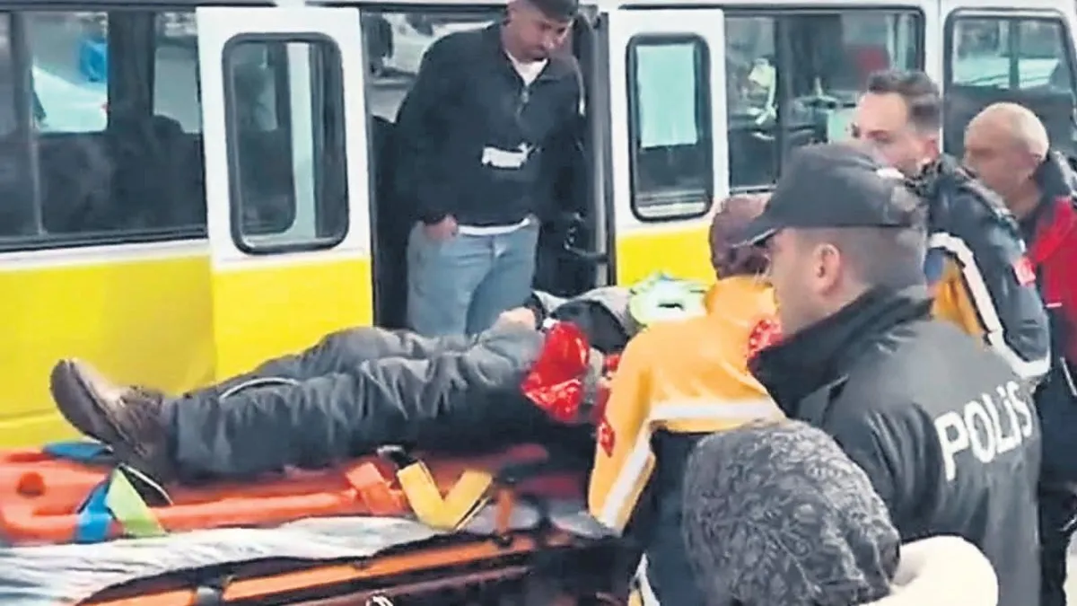 Minibüsten düşen müteahhit öldü